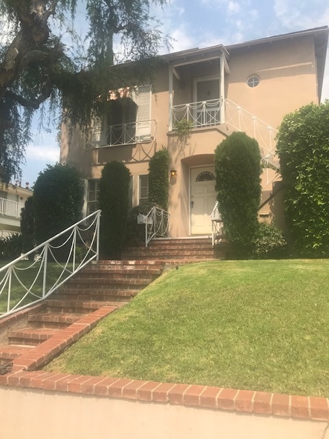 Front Entrance - 1610 Veteran Ave Unidad 1610