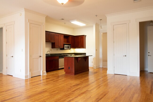 1 Bedroom / 2 Bath / 1000 sq ft apartments - Hunt-Phelan Apartments