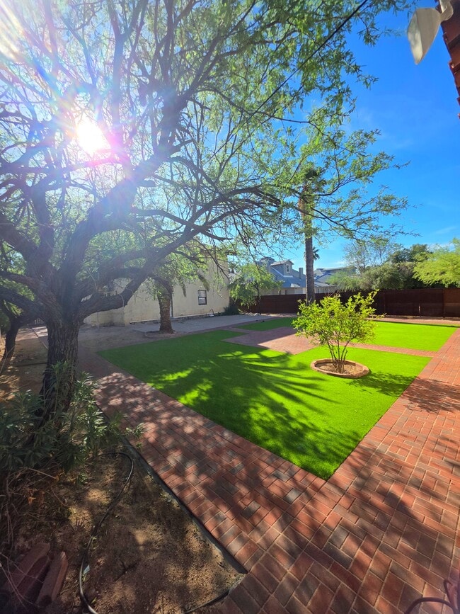 Building Photo - 833 N 4th Ave