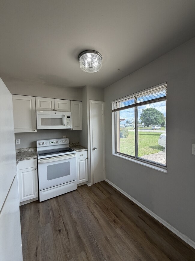 Photo - 1920 W Lakeview Blvd