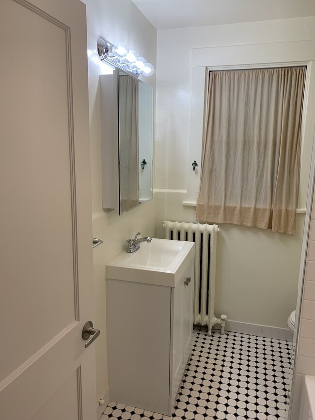 Photo - 5921 Douglas St