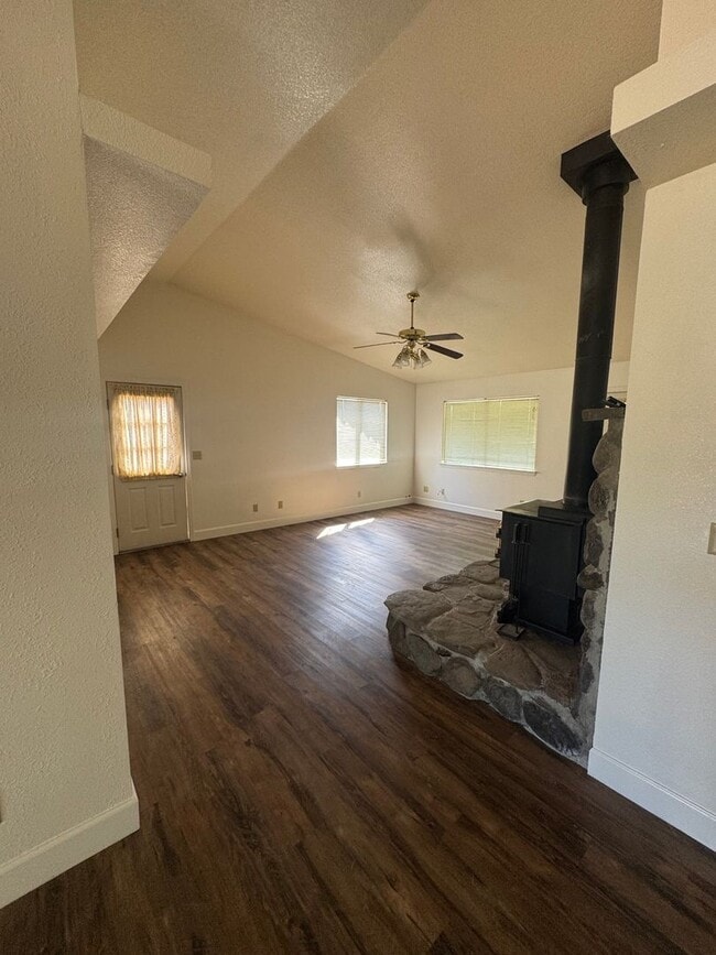 Photo - 3 BEDROOM HOME IN COUNTRY SETTING