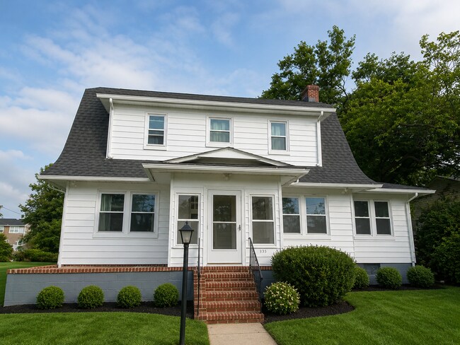 Building Photo - 135 Rosewood Ave Unit Front House