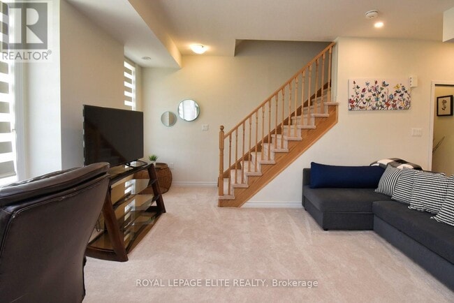 Photo - 383 Dundas St E