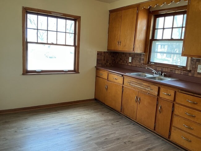 Building Photo - 4502 W Keefe Ave Unit Lower