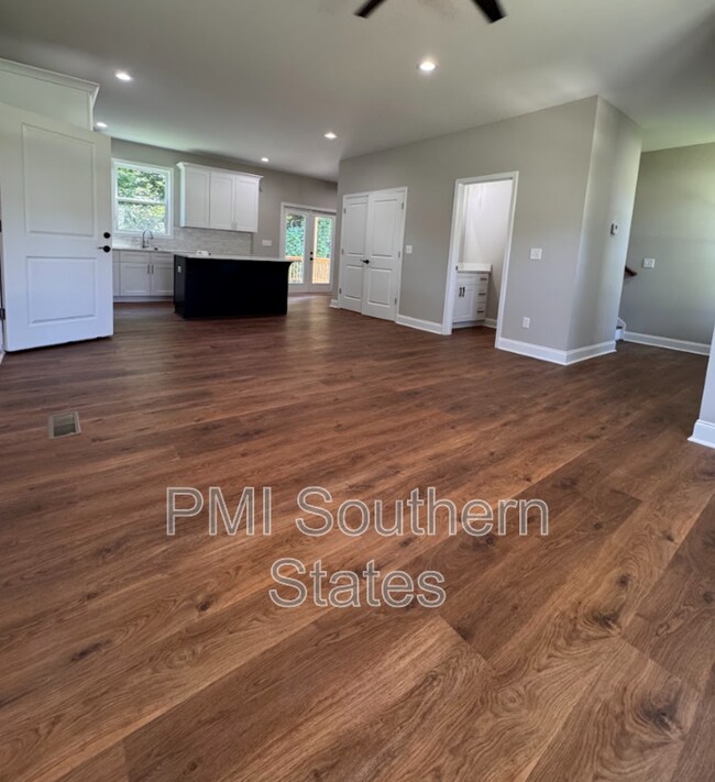 Photo - 711 Rockcliff St