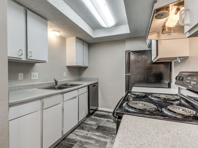 Fairfax Apartments - Kitchen