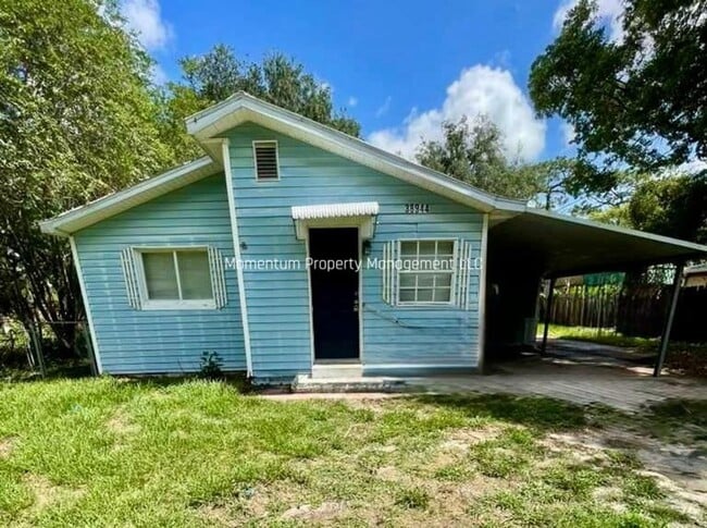 Building Photo - Freshly Renovated 3/2 - Ready for Immediate Move-In
