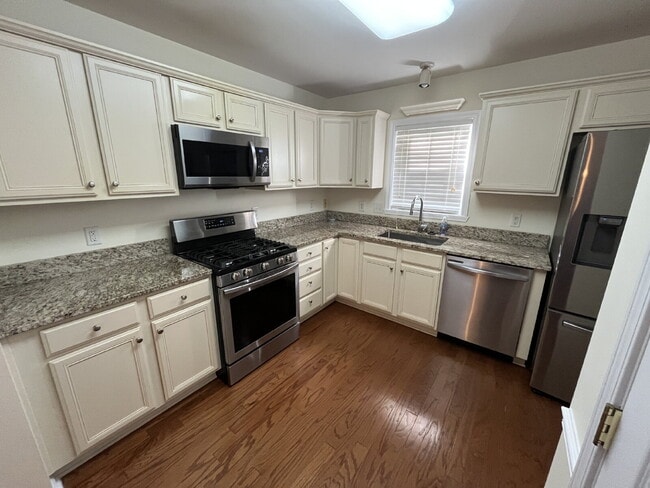 Photo - "Charming 3-Bed Townhouse with Granite Tou...