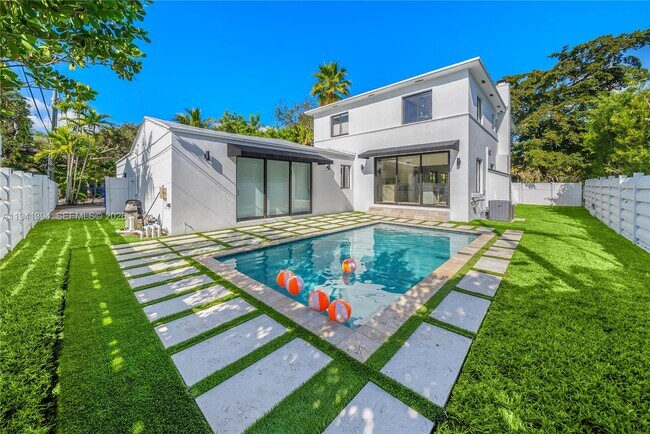 Photo - 600 NE 57th St