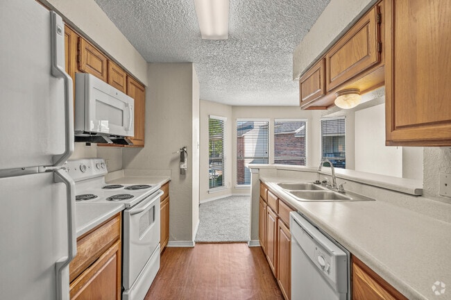 2BR, 2BA - 920SF B2 - Preston Place
