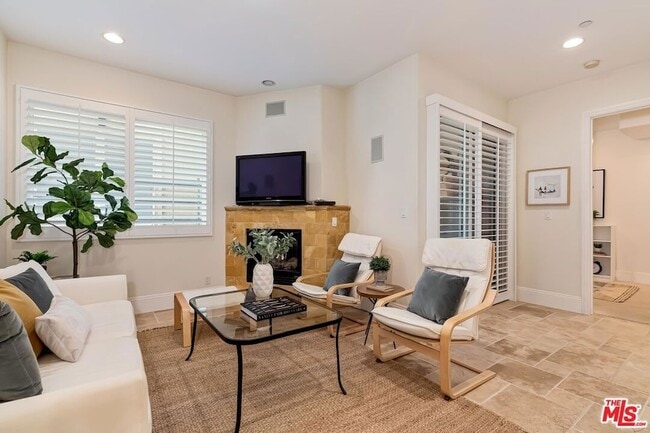 Building Photo - 16123 W Sunset Blvd Unit 204 Rental