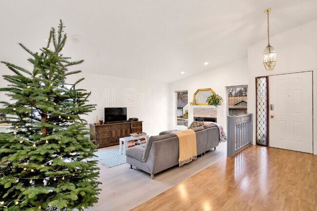 Building Photo - 11735 SW Butte Ln