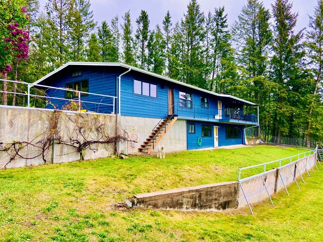 Building Photo - Fisherman's Lookout- Fully Furnished with ... Rental