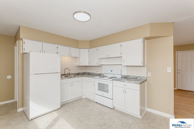 Building Photo - 2 bedroom duplex with bonus room