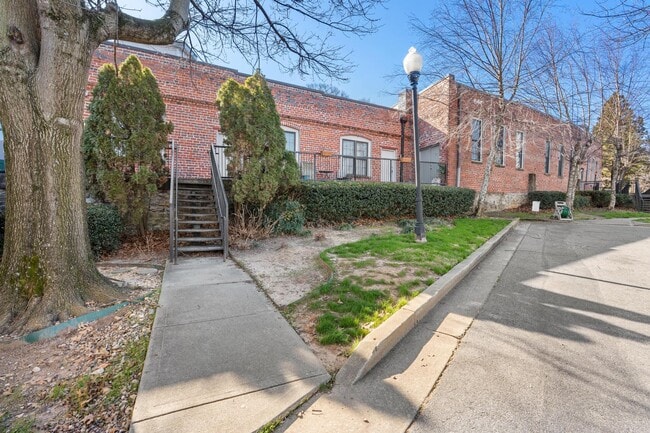 Building Photo - 644 Wells St SW