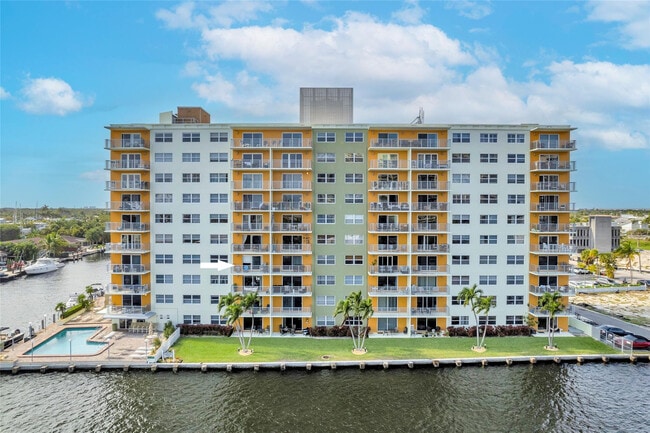 Building Photo - 2900 NE 30th St Unit 4-I