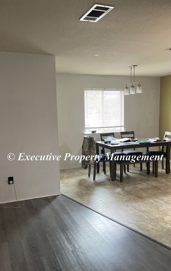 Photo - 208 Mesquite Cir