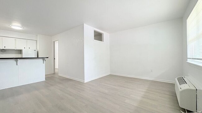 Building Photo - 1405 Neil Ln
