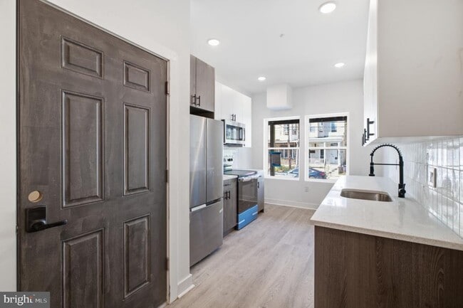 669 N 39th St Unit 1