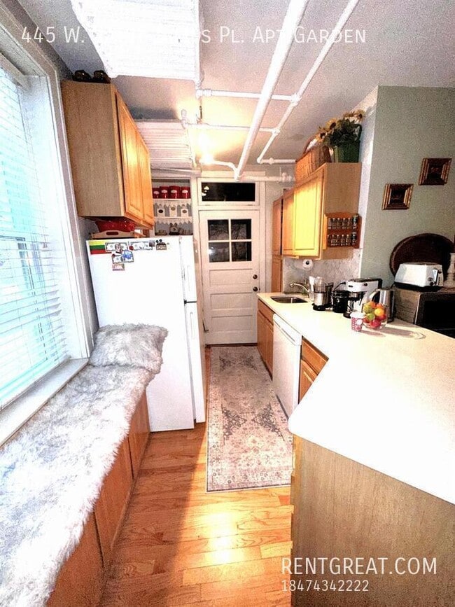 Photo - 445 W St James Pl Unidad Garden