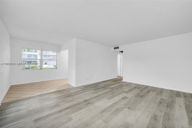 Photo - 257 Fanshaw G Unit 257