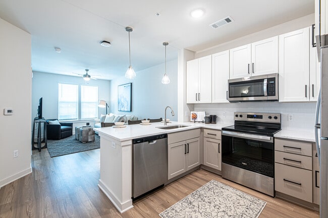 ¡Impresionante cocina de Aviator Floor Plans! - Yardley Flats Apartments