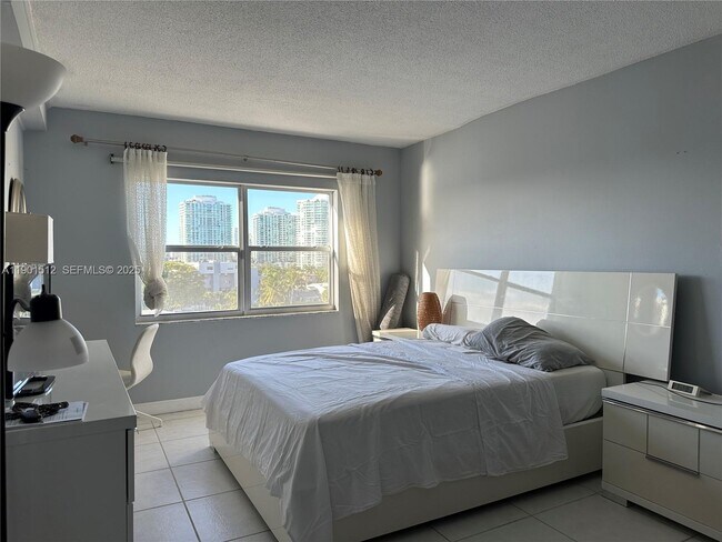 Building Photo - 400 Kings Point Dr Unit 726