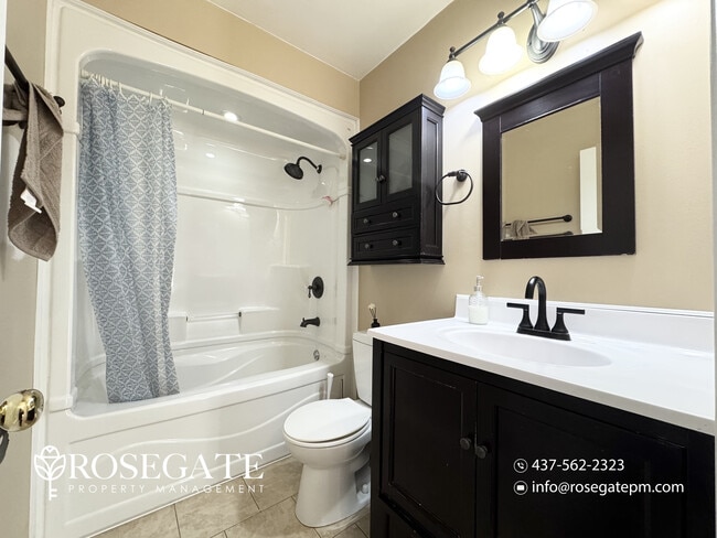 Photo - Spacious 3-Bedroom Condo with 2 Parking & Private Backyard – Brampton Unité 1