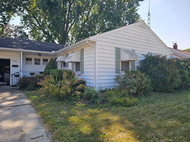Building Photo - Cozy Fostoria Home