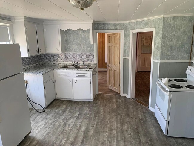Building Photo - 23 Gold St Unit 2