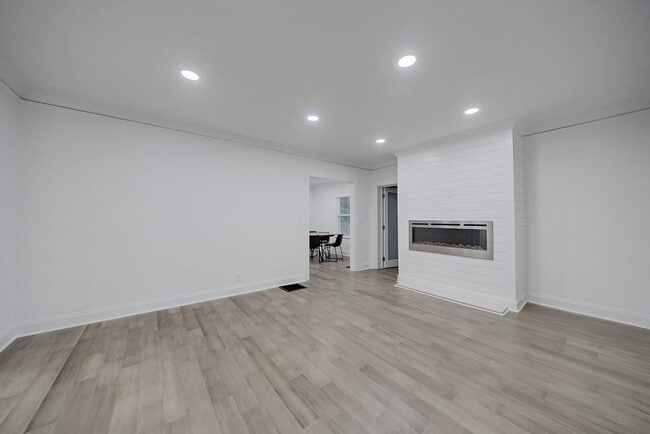 593 Lynnhaven Dr SW