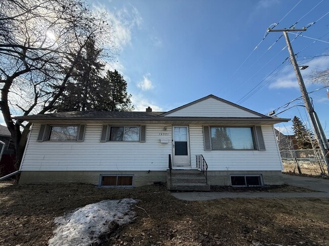 Building Photo - Main Level in Jasper Place with Great Incentive and Pet Friendly! Unit Upper