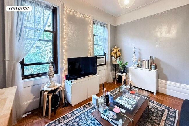 Building Photo - 128 W 13th St Rental