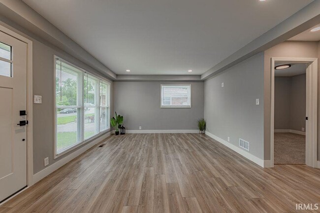 Photo - 2054 Conlin Ave