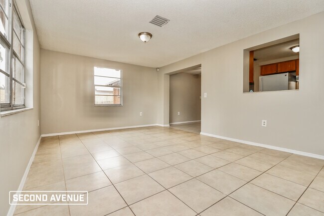 Photo - 4847 Elmwood St