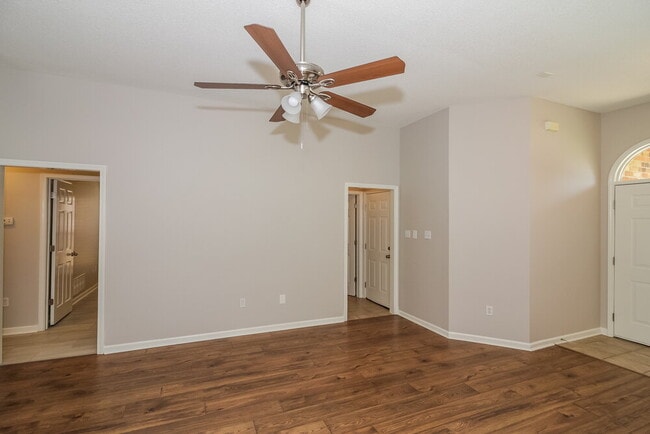 Photo - 824 W E Ross Pkwy