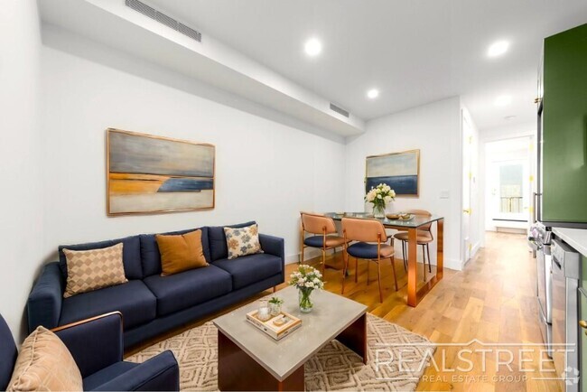 Building Photo - Stunning 3 bed 3 Bath with WD in Unit 2 Rental