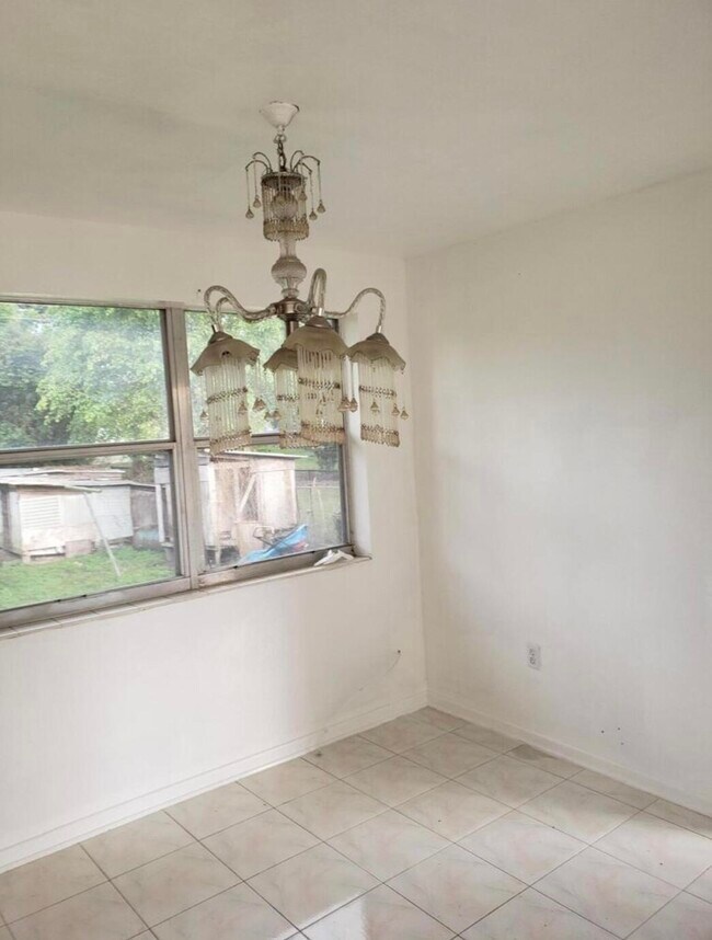 Photo - 170 NW 7th Ave