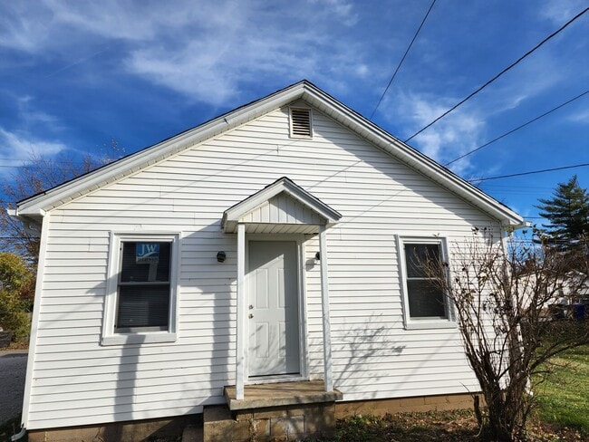Building Photo - 2 bedroom house