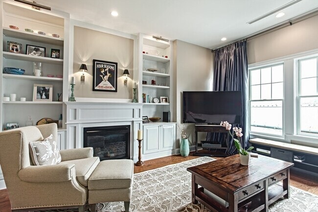 Building Photo - 655 E 2nd St Unit 204 Rental