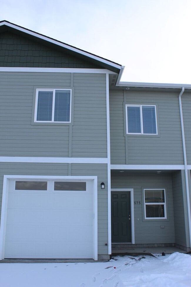 Building Photo - Beautiful Newer Townhouse