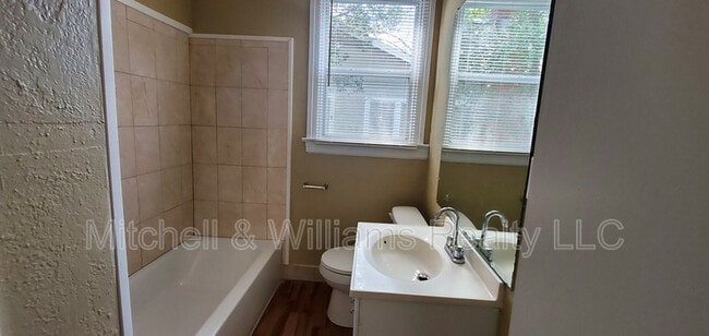 Photo - 742 Ontario St