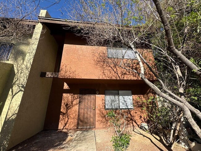 Building Photo - Spacious 2 Bed Townhome with Balcony, Washer/Dryer Included