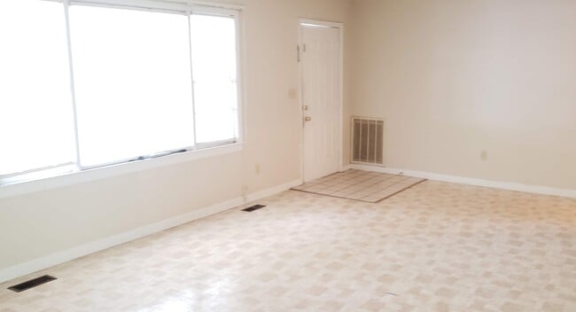 Photo - 468 Center Rd