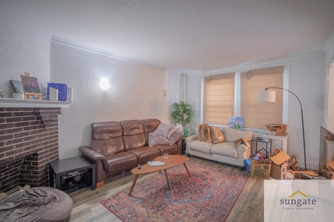 Photo - 213 E 33rd St