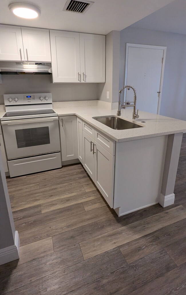 Kitchen - 578 Orange Dr Unidad 87