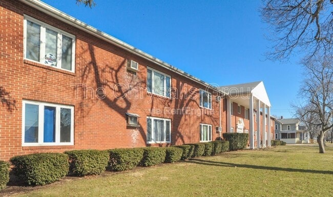 Building Photo - 445 Elm Pl Unit R-23