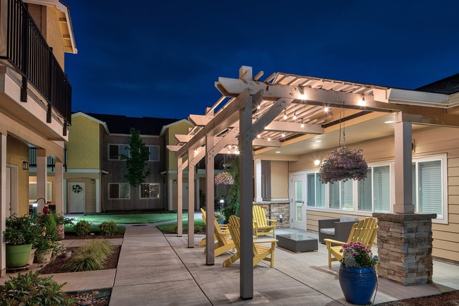 Clubhouse Pergola - Four Seasons Central Rental