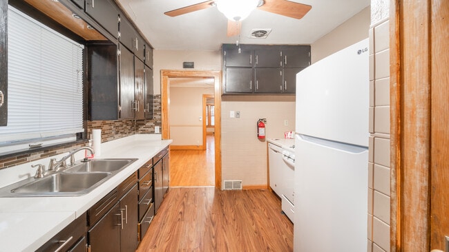 Photo - 916 W 1st St